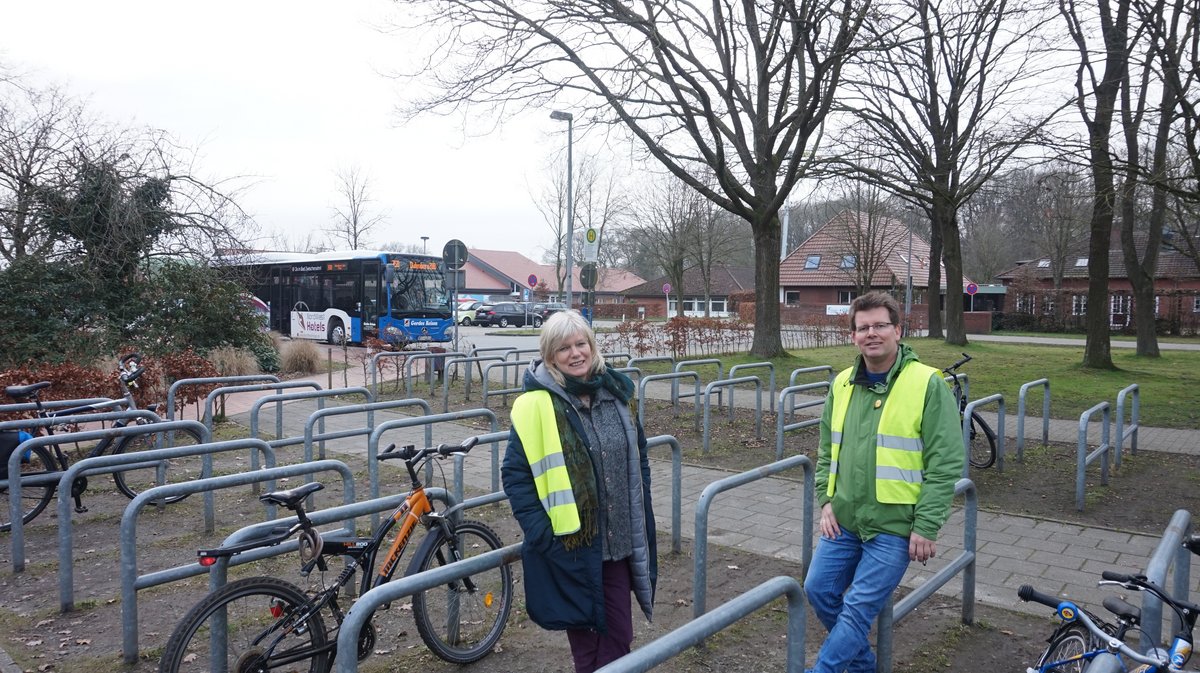 Die GRÜNE Rastfraktion, Esther Welter und Stefan Töpfel, setzt sich ein für eine Überdachung des Fahrradstands.