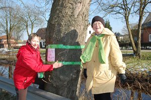 Anja Deutsch, Sprecherin der GRÜNEN für Apen, Renate Brand, Gruppensprecherin GRÜNE/Linke im Rat und ein Baum