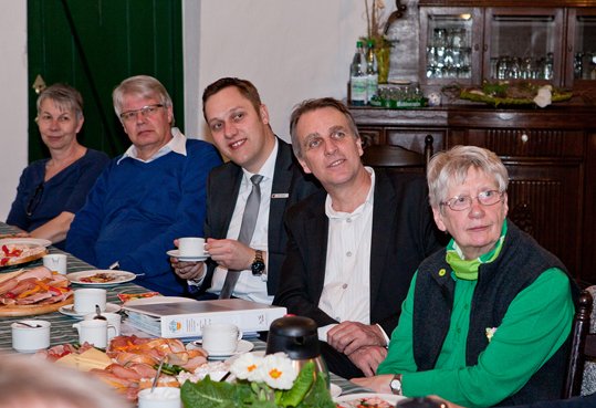 Der Vorstellung eines touristischen Projektes lauschen, v.r.n.l: Renate Brand, Stefan Wenzel, Matthias Huber (Bgm. Apen) Wiard Voss (Bgm. Jümme) und Konstanze Nagel (pers.Referentin von St. Wenzel)