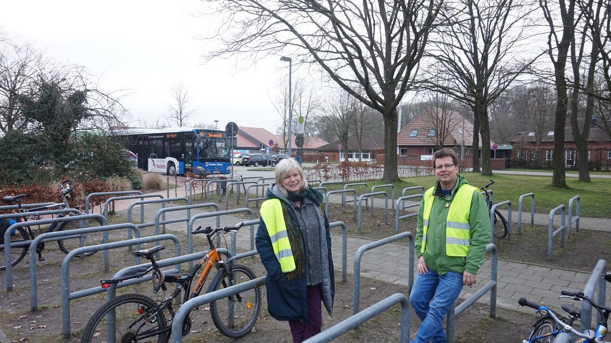 Die GRÜNE Rastfraktion, Esther Welter und Stefan Töpfel, setzt sich ein für eine Überdachung des Fahrradstands.