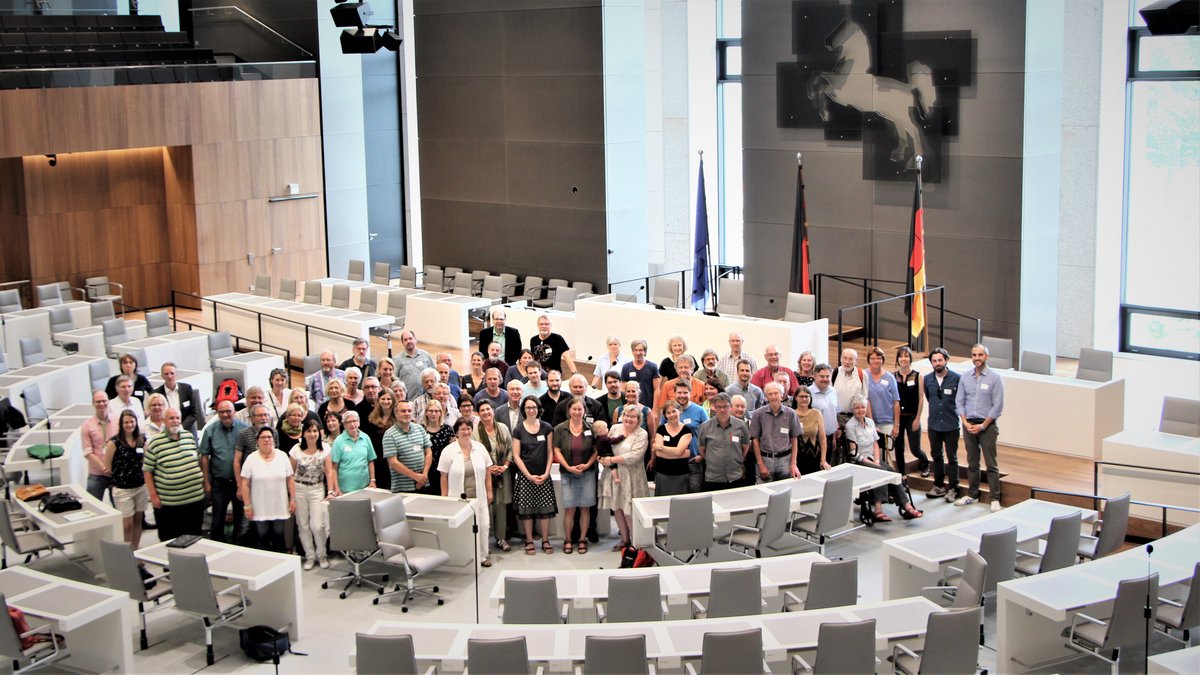 Teilnehmer*innen der kommunalen Fraktionsvorsitzendenkonferenz im Plenarsaal des niedersächsischen Landtags